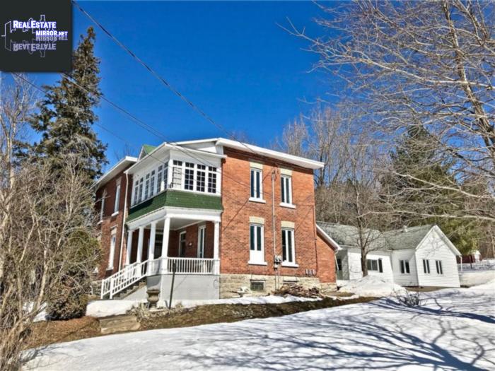 Property 299 Bonnechere Street W main img