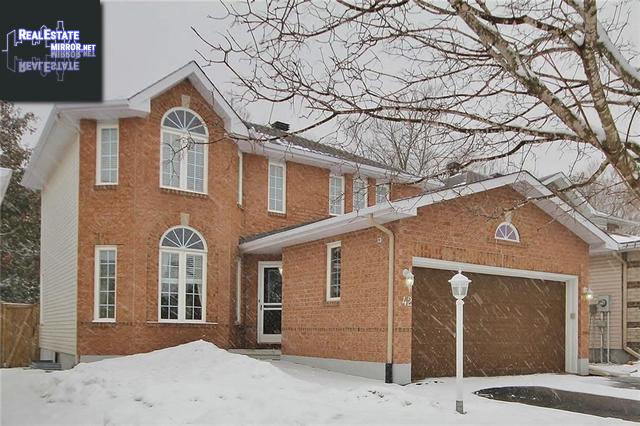 Property 42 Steggall Crescent main img