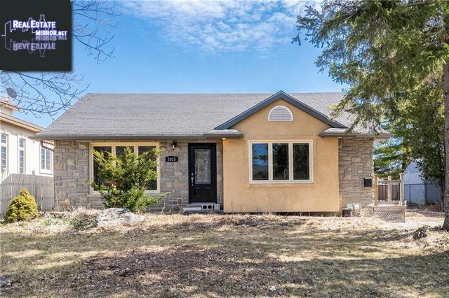 Property 2025 Balharrie Avenue main img