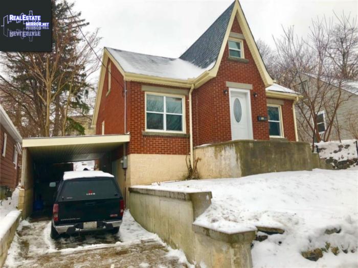 Property 32 Dundas Street E main img